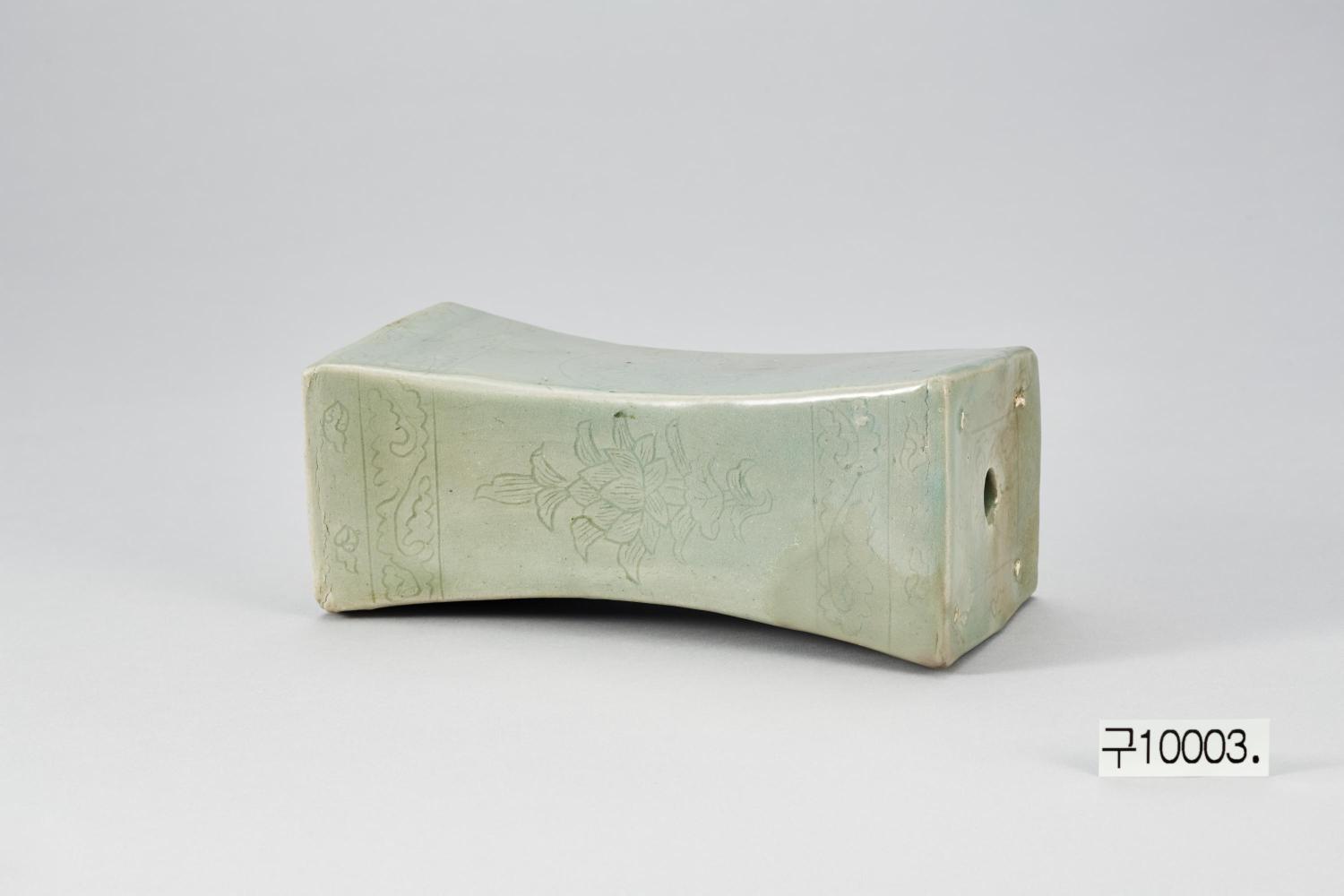 청자 음각 연꽃무늬 베개 대표이미지